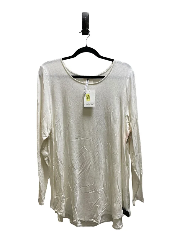 Top Long Sleeve By Leo And Nicole In White, Size: Xl